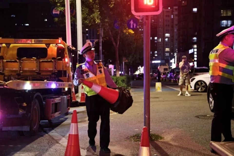 的赛道两侧, src